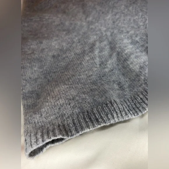Banana Republic | 100% Cashmere | Light Gray Sweater - Picture 14 of 15